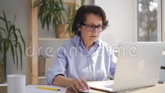 年轻商务女性或穿商务服装的教师 戴眼镜 彩色钥匙绿色屏幕背景mov格式视频下载 正版视频编号02dmj9 摄图新视界视频库 年轻商务女性或穿商务服装的教师 戴眼镜 彩色钥匙绿色屏幕背景mov格式视频下载 正版视频编号02dmj9 摄图新视界视频库