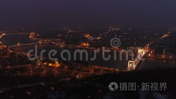 夜间在匈牙利布达佩斯的链桥和多瑙河的空中景观。