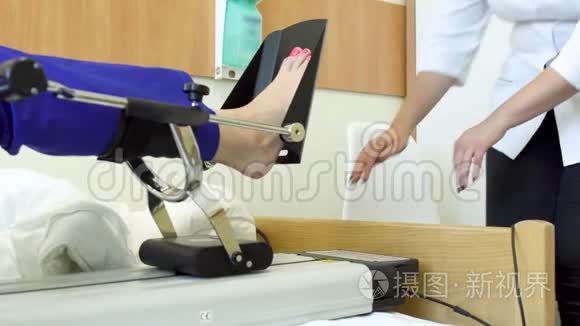 机械治疗过程中医生控制病人腿部