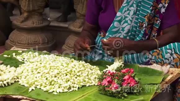 印度的一种文化花卉编织工艺视频