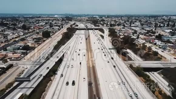 惊人的电影空中拍摄繁忙的美国州际公路与重型汽车交通在多个层次上移动。