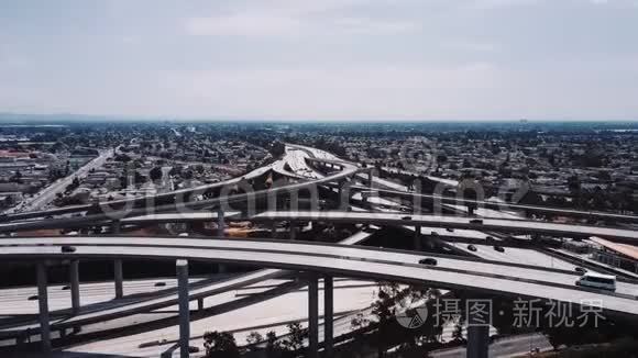 无人机在复杂的高速公路交叉口上方下降，交通通过多个道路天桥和桥梁移动。