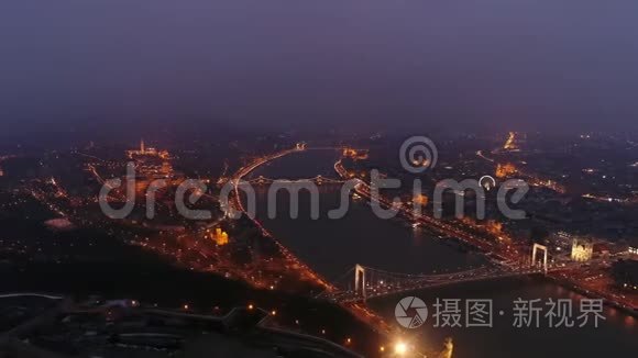 夜间在匈牙利布达佩斯的链桥和多瑙河的空中景观。