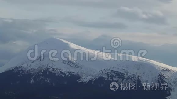 雪山上空的云。 快速运动