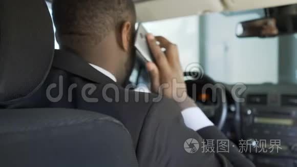 焦急的非裔美国人从车里给某人打电话，等了很久