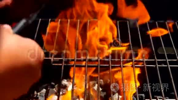 厨师用明火把牛排放在烤架上视频