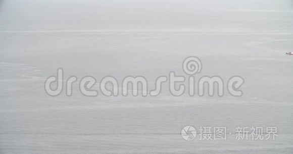 船在平静的海水中慢慢地过海