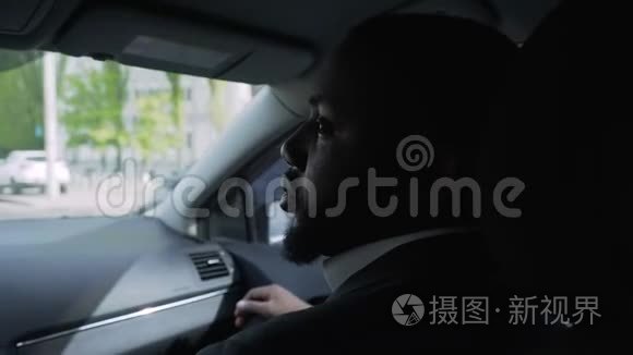 商务人士与私人司机一起乘车，通过电话解决问题