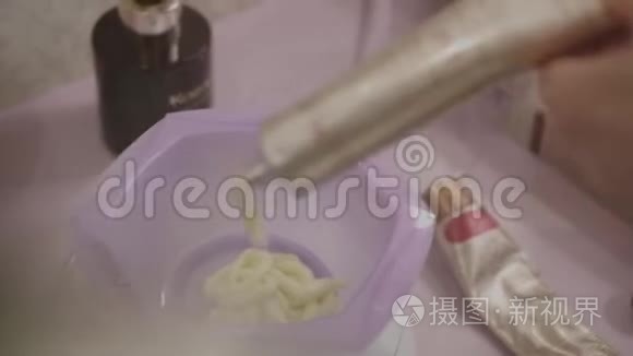 使化妆品达到预期的一致性