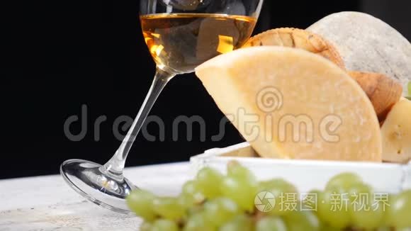 葡萄酒和奶酪的概念。 食品艺术概念。 奶酪爱好者。 各种奶酪放在黑色背景的木板上