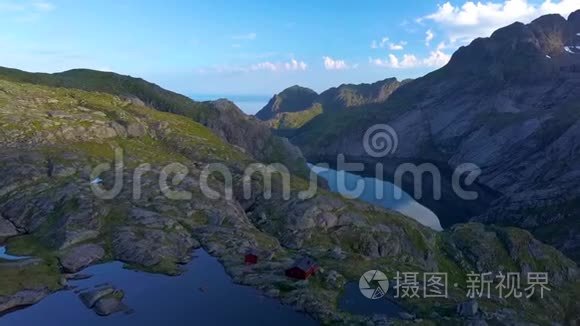 飞越岩石和高山湖泊视频