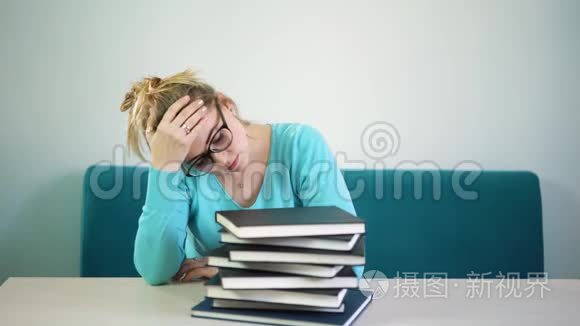疲倦的女人睡在书和文件上醒来视频