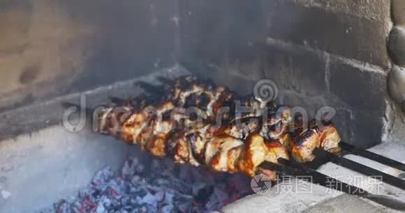 在户外午餐时在烧烤上煮猪肉。 Shashlik准备开火