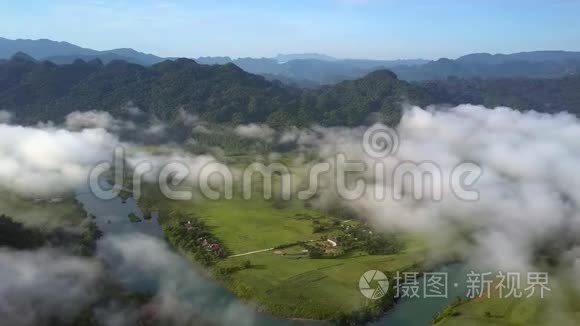 在山谷上空飞行，河流在雾中几乎看不见