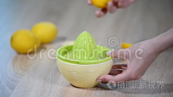 女人手在厨房里抓着柠檬。
