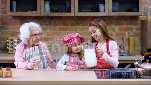 奶奶带着孙女品尝馅饼视频