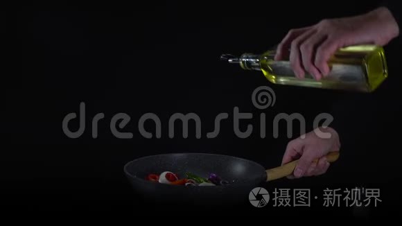 厨师在锅中将橄榄油加入热食视频