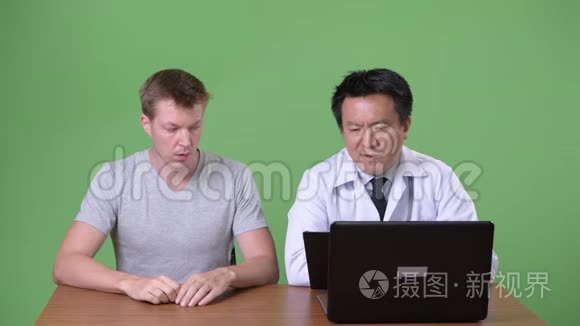 成熟的日本男性医生和年轻病人讨论