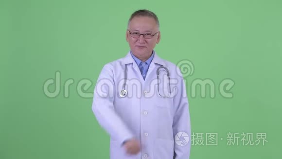 快乐成熟的日本男医生竖起大拇指