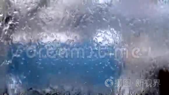 玻璃上的水。 下雨了。 水的质地.. 窗户上的雨滴。