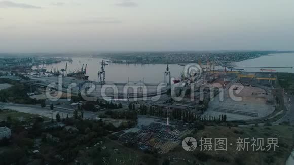 空中无人机镜头。 晚上飞往乌克兰集装箱港