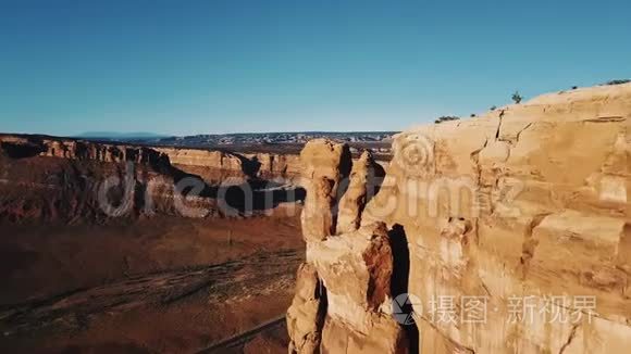 无人机右转过巨大的悬崖，露出史诗般的高山峡谷山脊，开阔的岩石沙漠荒野天际线。