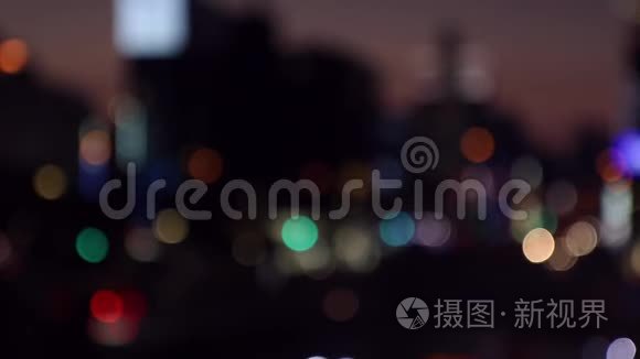 模糊的背景。 日本夜间交通城市