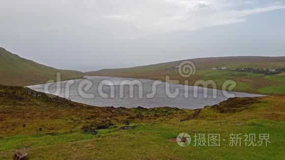 苏格兰卡卢姆风暴期间斯凯岛沃特斯坦湖上的黄鹂雨