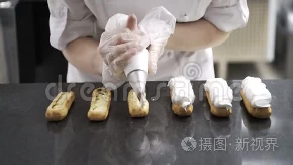 用奶油装饰ECLair。 使用烹饪袋，糖果制作蛋糕