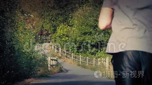 人在穿过公园的小路上奔跑视频