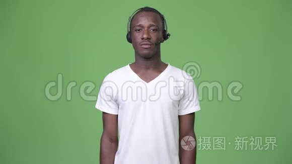 在呼叫中心代表工作的非洲青年视频