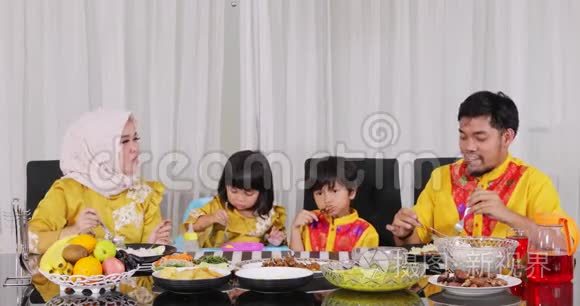 两个父母和孩子一起吃饭视频