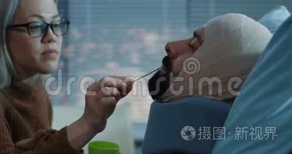 女朋友在医院喂男朋友视频