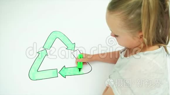 女孩在回收符号的图像中着色视频