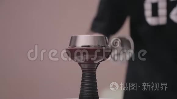 后把杯子从钩上取下视频