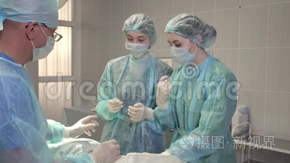 护士在手术中缝合伤口的边缘视频