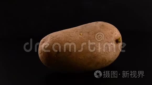 土豆在黑色背景上旋转视频