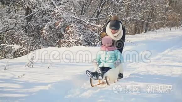 妈妈把女儿卷在雪橇上视频