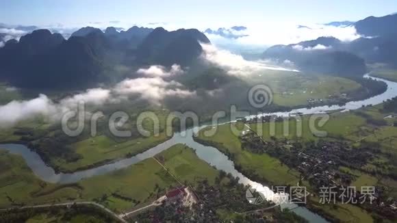 沿着河流高空飞越景观和阳光反射