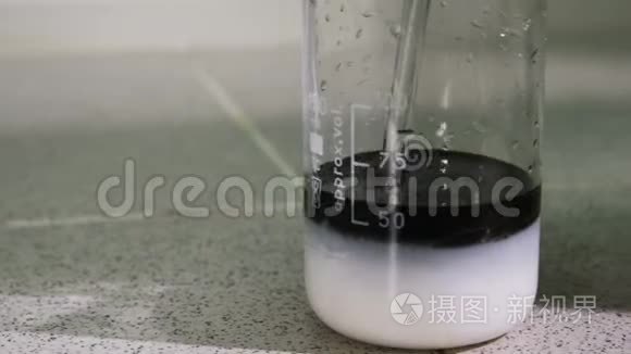 特写实验室工作人员试图在玻璃中混合白色物质和生油