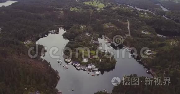 上海沿岸有游艇停泊，有房屋