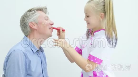青春期前的女孩在父亲面前化妆视频
