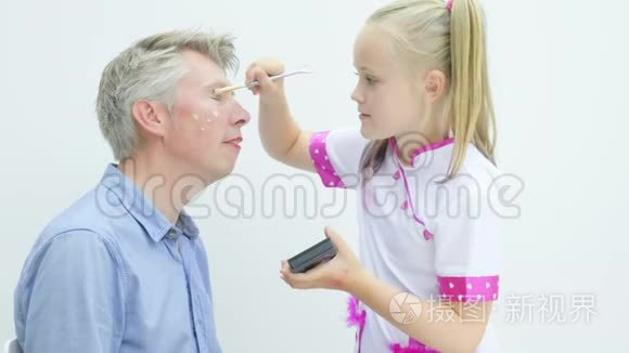 青春期前的女孩在父亲面前化妆视频