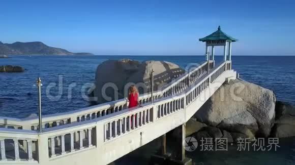 海景中岩石间的白窗花石桥视频