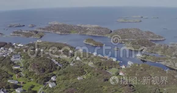 晴天时鸟眼飞过峡湾海岸的房子视频