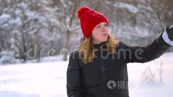 年轻女孩在户外喝茶拿热水瓶视频