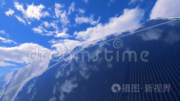 蓝天在垂直的太阳能平台上反射视频