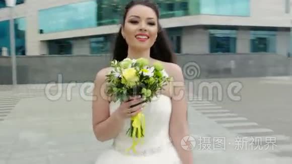 新娘在广场上散步视频