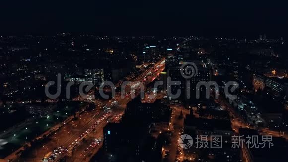 繁忙城市交通生活的夜间空中拍摄