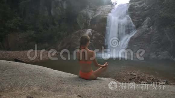 臀部女孩在瑜伽裤中的泡沫瀑布视频